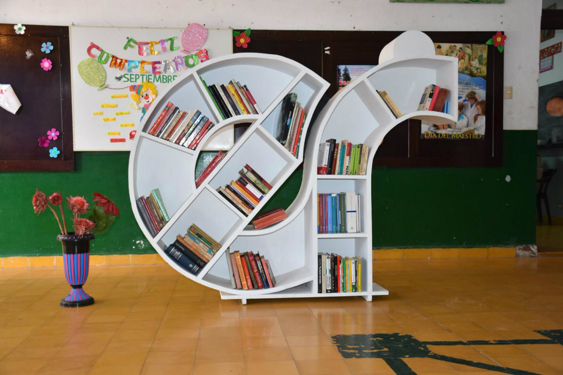 Una Biblioteca Rodante recorre la costa del Paraná promocionando la lectura.