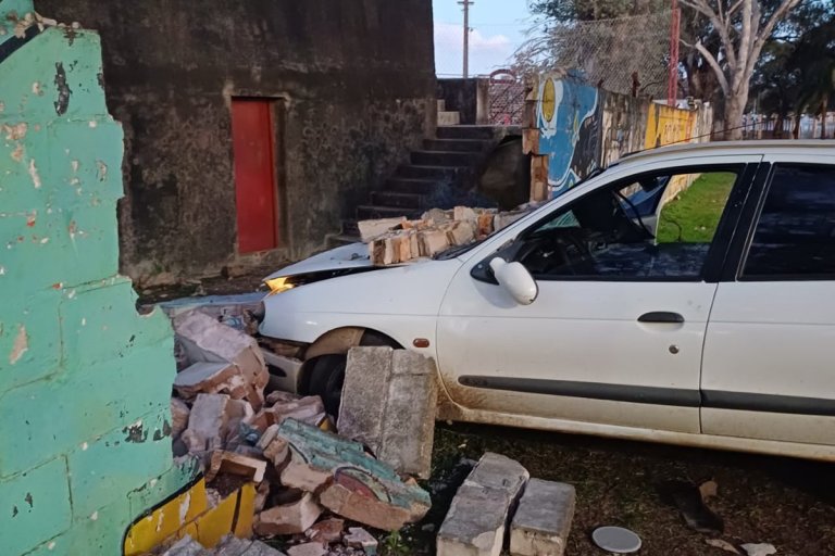 Una aprendiz de conductora chocó y derribó parte del muro del Club Libertad