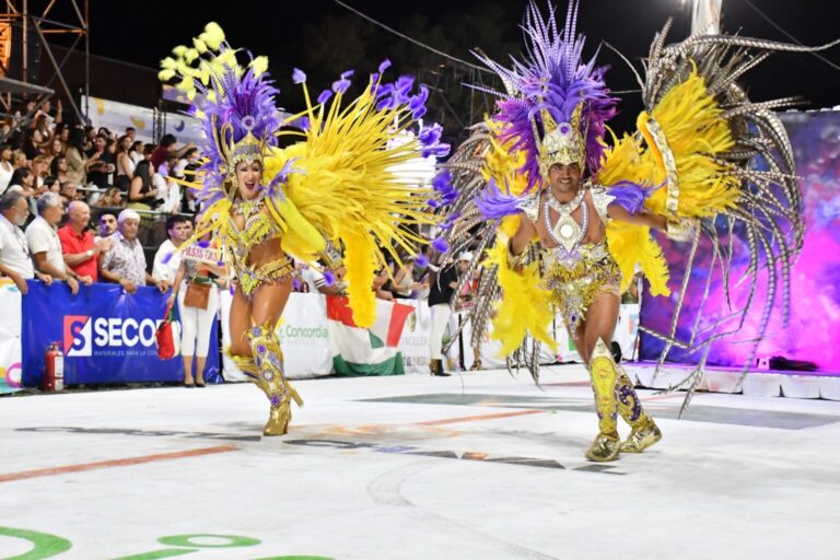 El Carnaval de Concordia brilló en su tercera noche con un corsódromo colmado